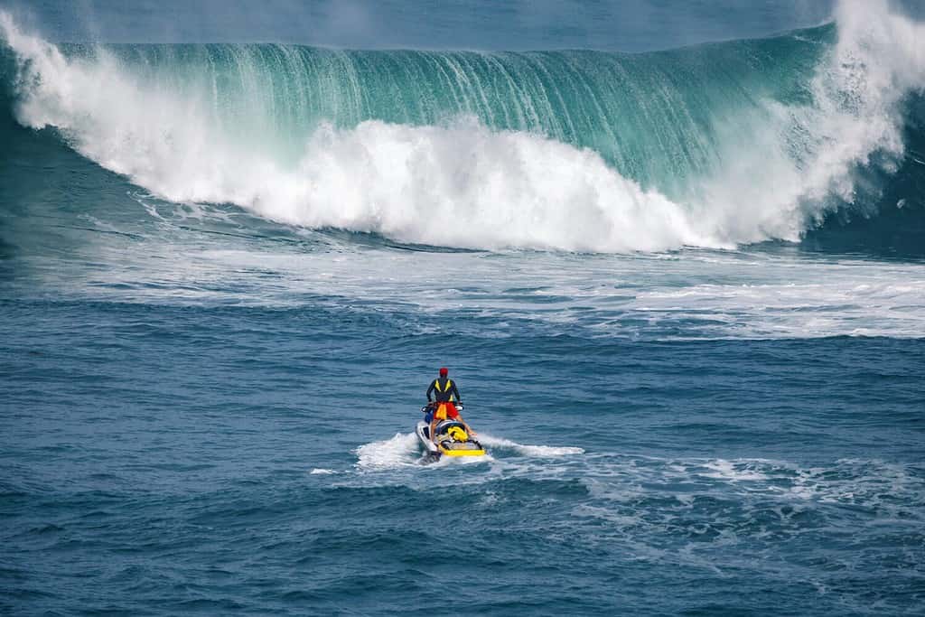 Salva il bagnino nell'oceano di fronte a una grande onda alla ricerca di surfisti