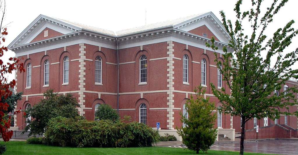 Tribunale della contea di Platte a Platte City, Missouri.  Il tribunale originale è stato bruciato durante la guerra civile.