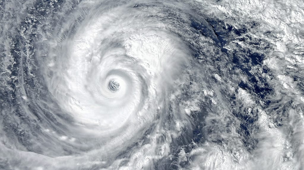 Occhio dell'uragano.  Uragano sulla Terra.  Tifone sul pianeta Terra.. Super tifone di categoria 5 che si avvicina alla costa.  Vista dallo spazio.  (Elementi di questa immagine forniti dalla NASA)