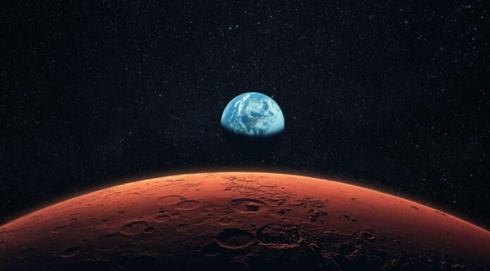 Marte, il pianeta rosso con caratteristiche superficiali dettagliate e crateri nello spazio profondo.  Pianeta Terra Blu nello spazio.  Marte e terra, concetto 