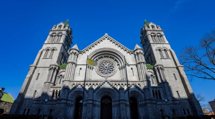 Vista soleggiata della Basilica Cattedrale di Saint Louis nel Missouri