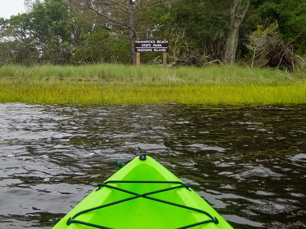 Kayak a Huggins Island, Hammocks Beach State Park, cartello della Carolina del Nord sulle acque costiere