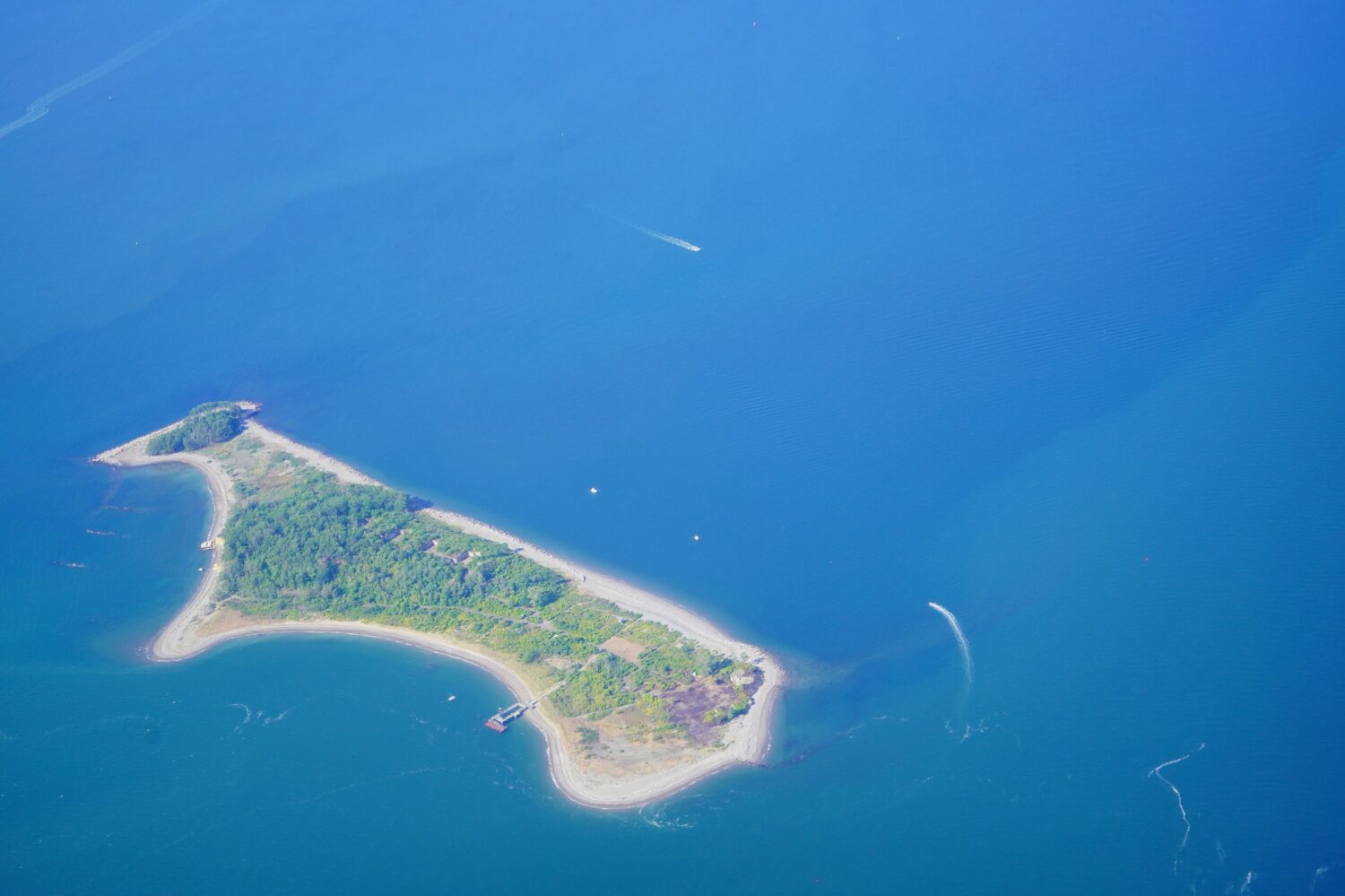 Lovells Island, o Lovell's Island, è un'isola di 62 acri nell'area ricreativa nazionale delle isole del porto di Boston, nel Massachusetts. 