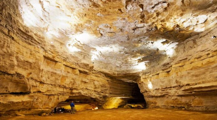 Fotografi che lavorano all'interno della grotta.  Great Saltpetre Preserve è la sede di una storica grotta calcarea un tempo estratta per il salnitro.  Si trova a Mount Vernon, Kentucky, USA.