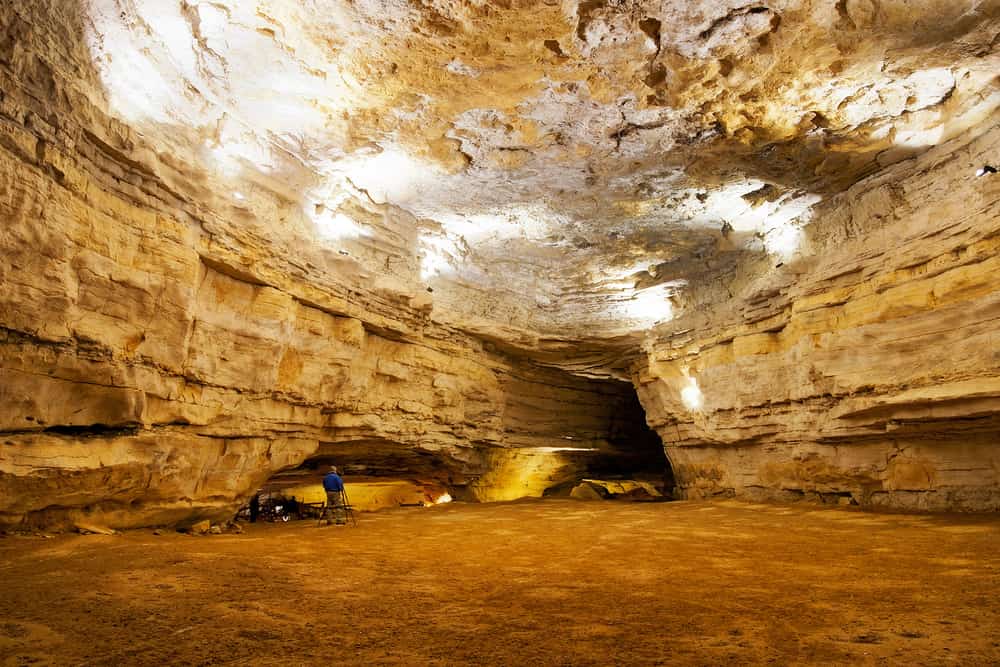 Fotografi che lavorano all'interno della grotta.  Great Saltpetre Preserve è la sede di una storica grotta calcarea un tempo estratta per il salnitro.  Si trova a Mount Vernon, Kentucky, USA.