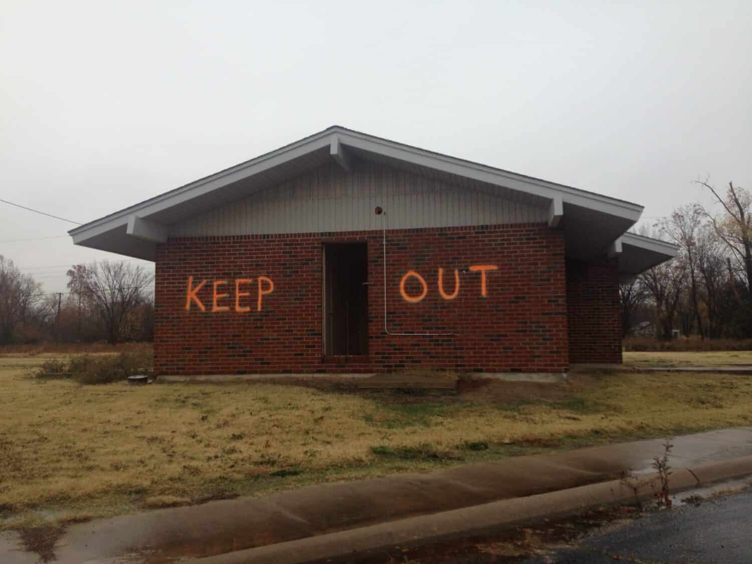 Tenere fuori sul lato del condominio abbandonato a Picher, Oklahoma.  Una delle città fantasma abbandonate e dimenticate più famose dell'Oklahoma. 