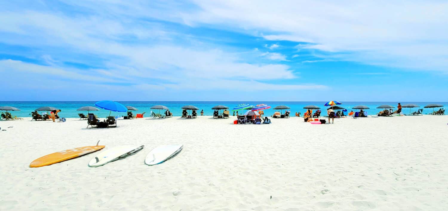 Belle sabbie bianche, cielo blu e acque verde smeraldo di Navarre Beach, in Florida