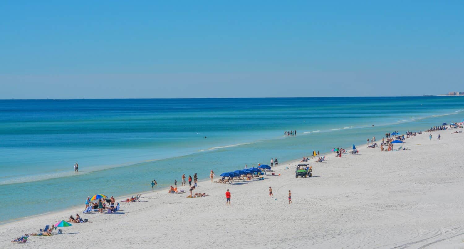 Bellissima spiaggia di sabbia bianca di Miramar Beach sul Golfo del Messico a South Walton, in Florida