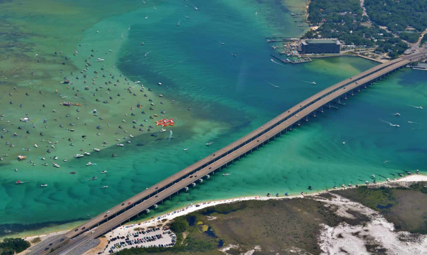Immagine aerea del porto di Destin a Destin, FL, che mostra l'East Pass, Crab Island e il ponte Marler. 
