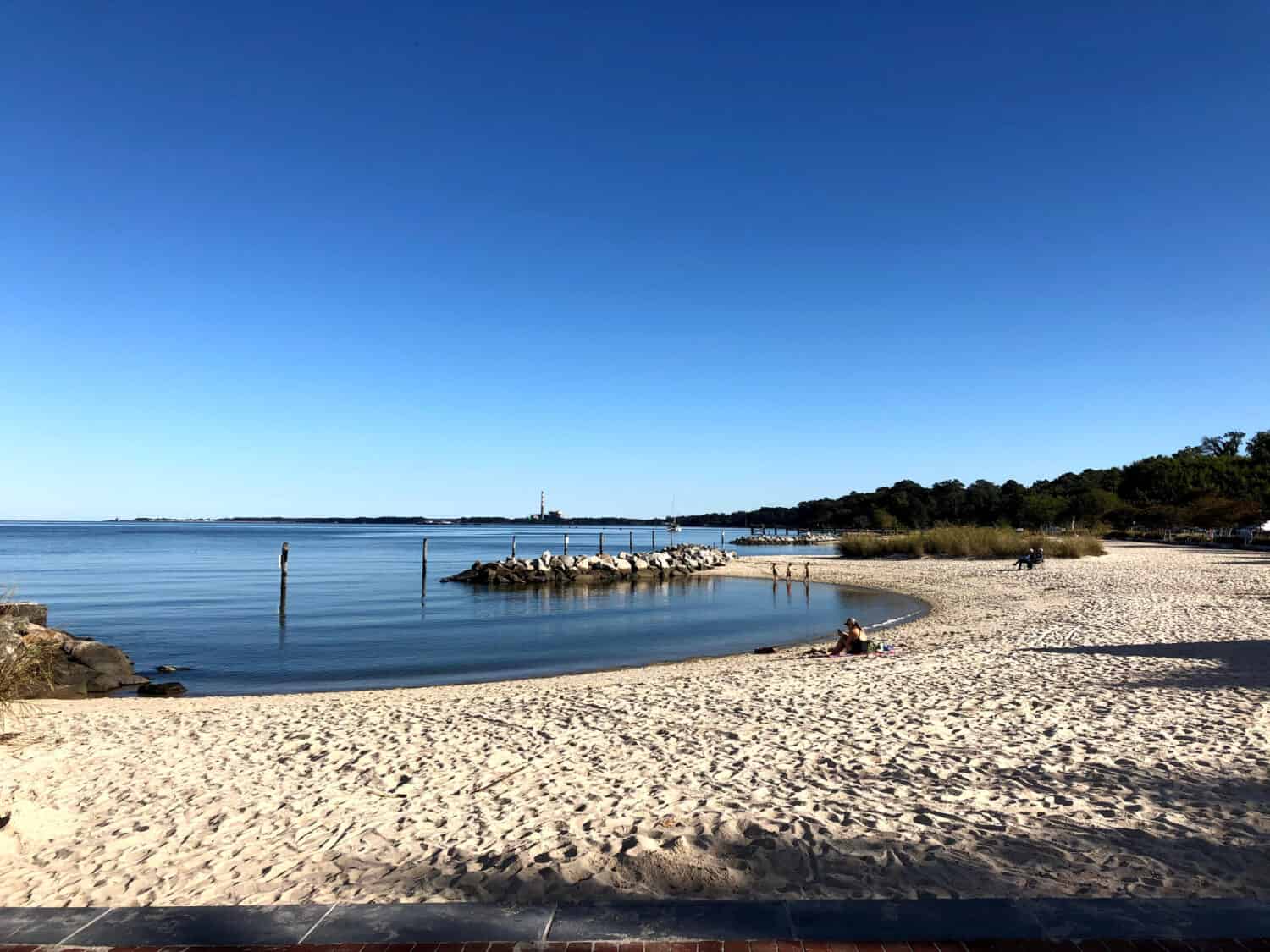 Jamestown Beach Virginia durante una soleggiata giornata autunnale