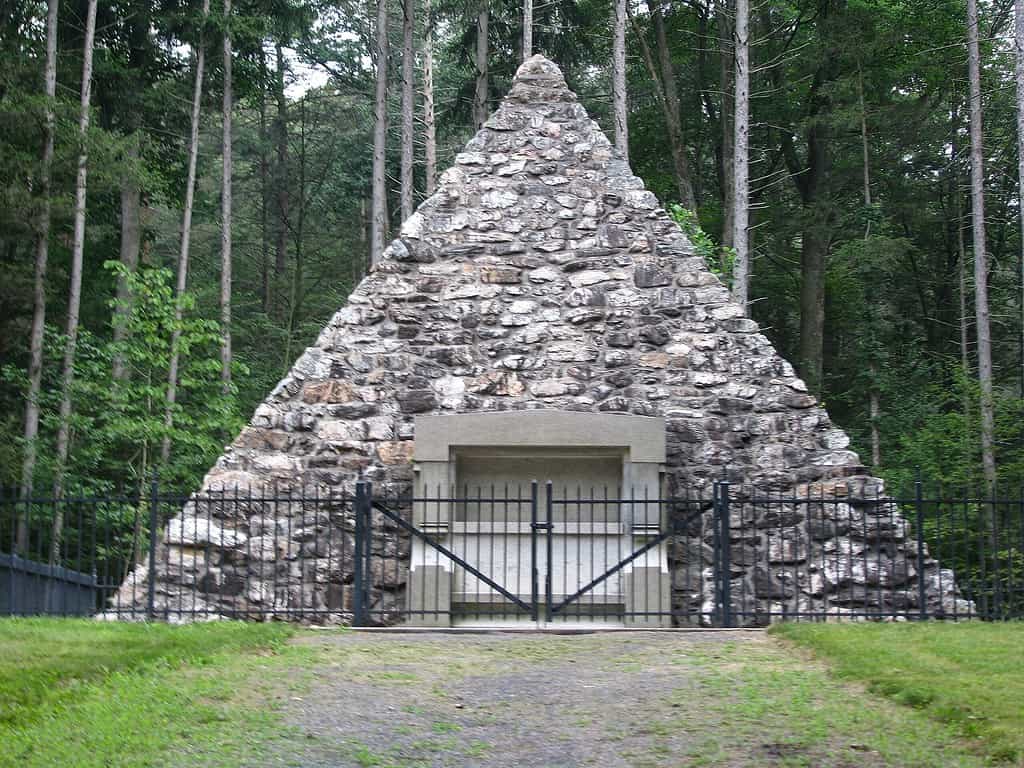Piramide di pietra che segna il luogo di nascita del presidente James Buchanan nel Buchanan's Birthplace state Park nella contea di Franklin, Pennsylvania, USA.