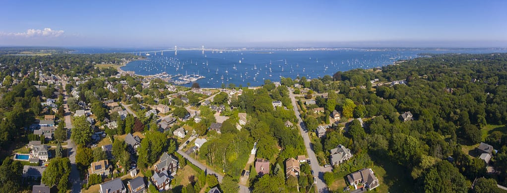 Claiborne Pell Newport Bridge su Narragansett Bay e la città di Jamestown vista aerea in estate, Jamestown su Conanicut Island, Rhode Island RI, USA.