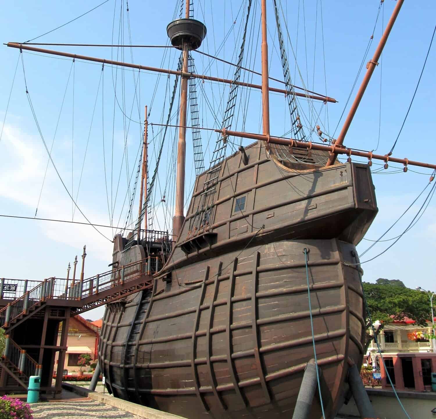 Malesia, Malacca: Museo Marittimo, replica Flor de la Mar Nau (caracca).  Una replica della famosa nave del viceré portoghese Afonso de Albuquerque, si erge come museo.  Assolutamente da visitare Nau impressionante alto 6 piani