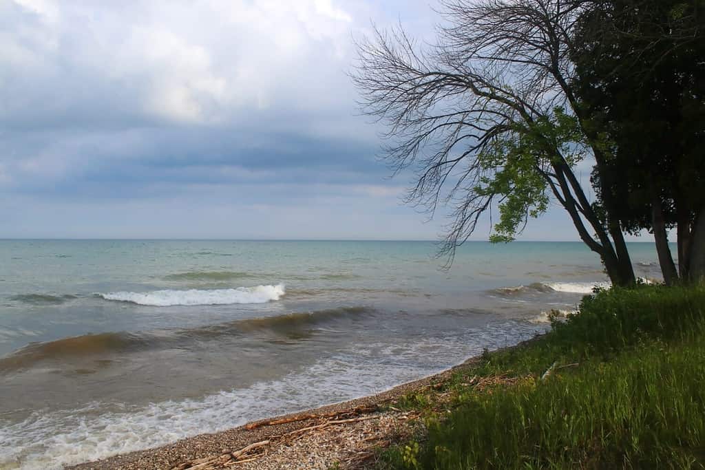 Bellissimo paesaggio estivo in un parco statale.  Vista panoramica della spiaggia del lago Michigan a Harrington Beach State Park, Wisconsin, Stati Uniti.  Priorità bassa della natura del Wisconsin.