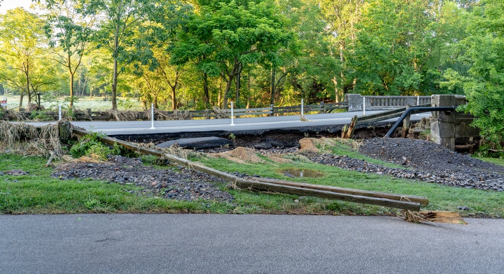 danni alla strada e al guardrail su Hollow Road a Worcester, nella contea di Montgomery, in Pennsylvania, a causa della tempesta tropicale Isaias.