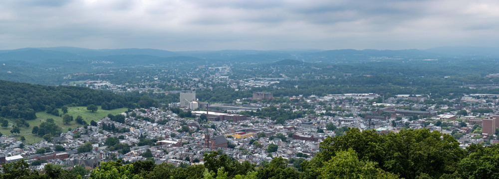 Una veduta della città di Reading, in Pennsylvania, da una veduta dall'alto sulla vicina collina.
