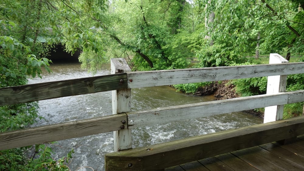 Ponte di legno sul fiume.  Pennsylvania USA