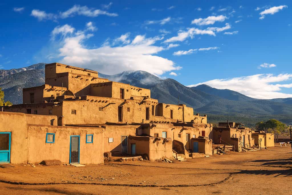 Dimore antiche del sito del patrimonio mondiale dell'Unesco denominato Taos Pueblo nel New Mexico.  Si ritiene che Taos Pueblo sia uno dei più antichi insediamenti abitati ininterrottamente negli Stati Uniti.