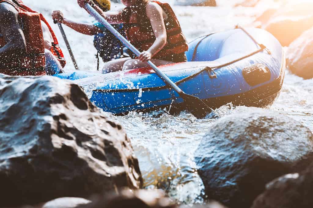 Rafting per giovani sul fiume, sport estremo e divertente presso l'attrazione turistica
