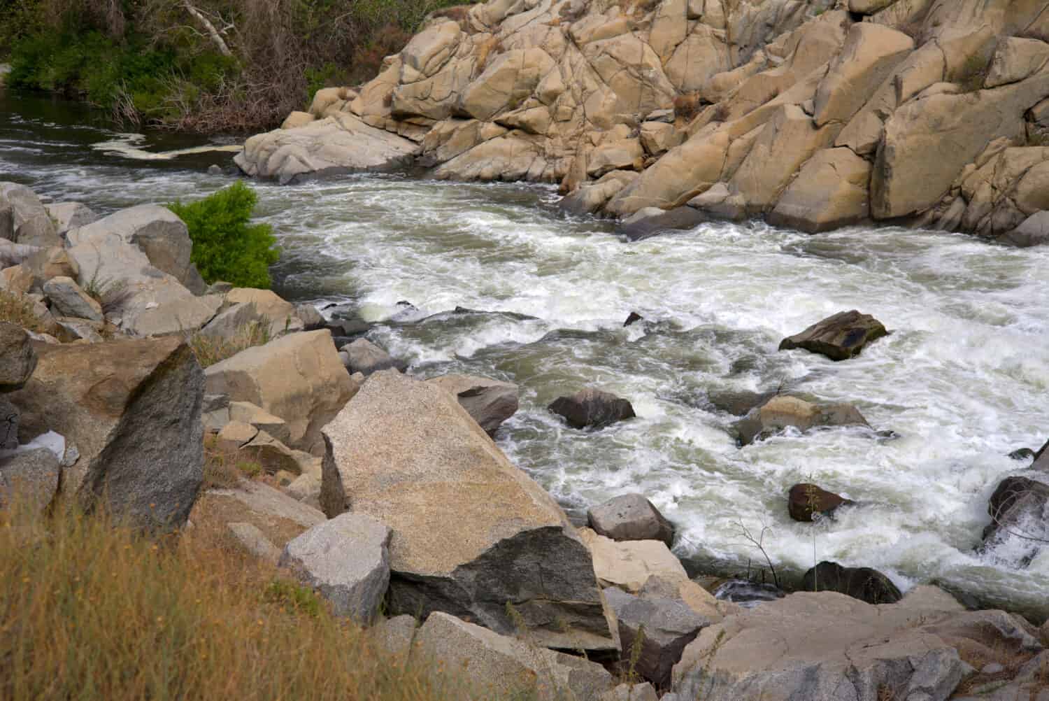 Il fiume Kern, un'attrazione turistica e ricreativa, a questo punto diventa selvaggio e infido, un pericolo sia per i bagnanti che per i navigatori.