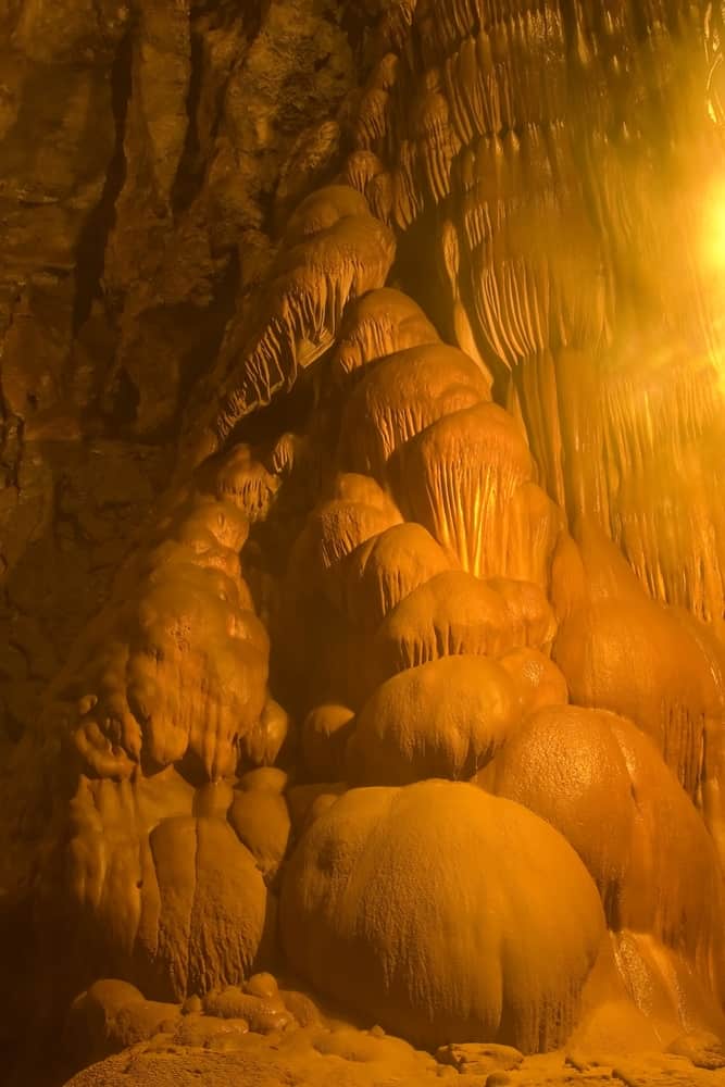 Moaning Cavern è una grotta calcarea situata vicino a Vallecito, in California, nel cuore del Gold Country dello stato.