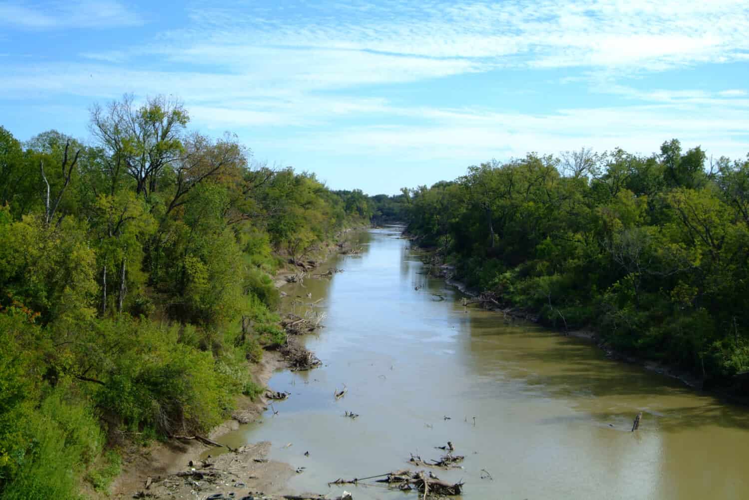 Trinity River che scorre attraverso il Texas