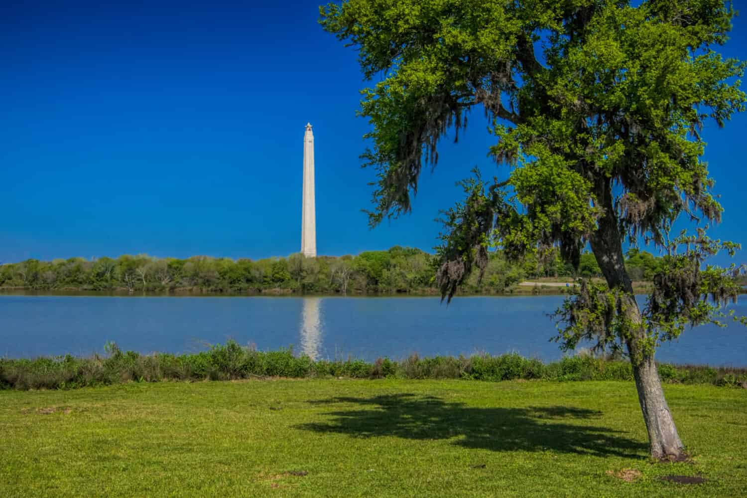 Monumento di San Jacinto sotto il cielo blu di fronte al fiume.