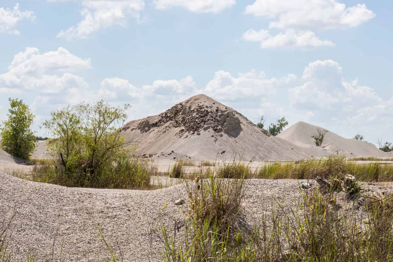 Mucchio di chat rimasto dall'estrazione mineraria a Picher, Oklahoma.  Una delle città fantasma abbandonate e dimenticate più famose dell'Okalahoma.