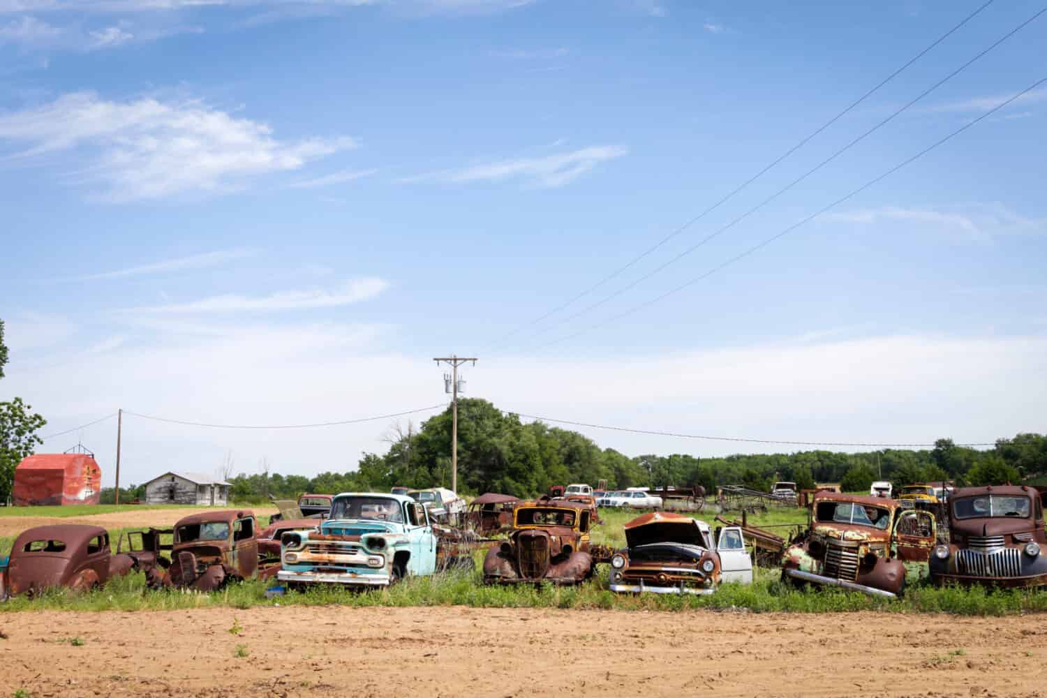 Auto d'epoca arrugginite, Texola, confine tra Texas e Oklahoma, Stati Uniti.  Route 66. Una delle città fantasma abbandonate e dimenticate più famose dell'Oklahoma.