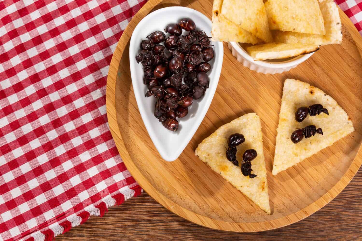 Formiche culonas Gastronomia tipica di Santander Colombia;  Foto Sullo Sfondo Di Legno