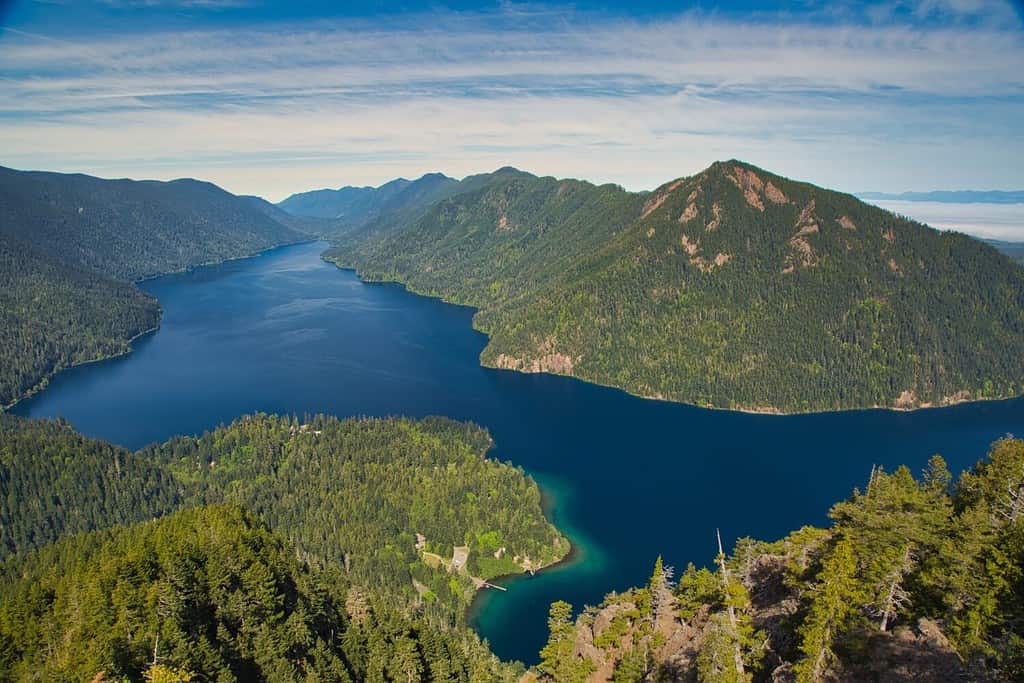 Una vista dall'alto del Crescent Lake nel Parco Nazionale di Olympic, Washington