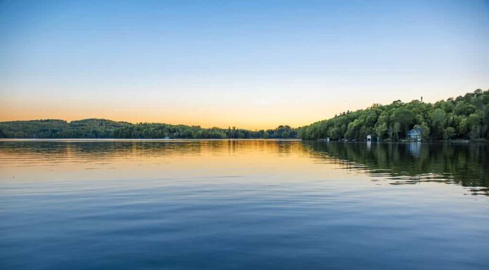 Una foto di un lago a King County, Washington.