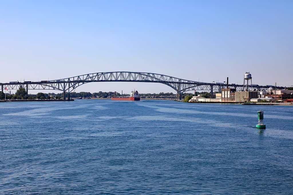 Il Blue Water Bridge che collega Port Huron nel Michigan, USA con Port Edward in Canada, un ponte internazionale a due campate sul fiume St. Clair.