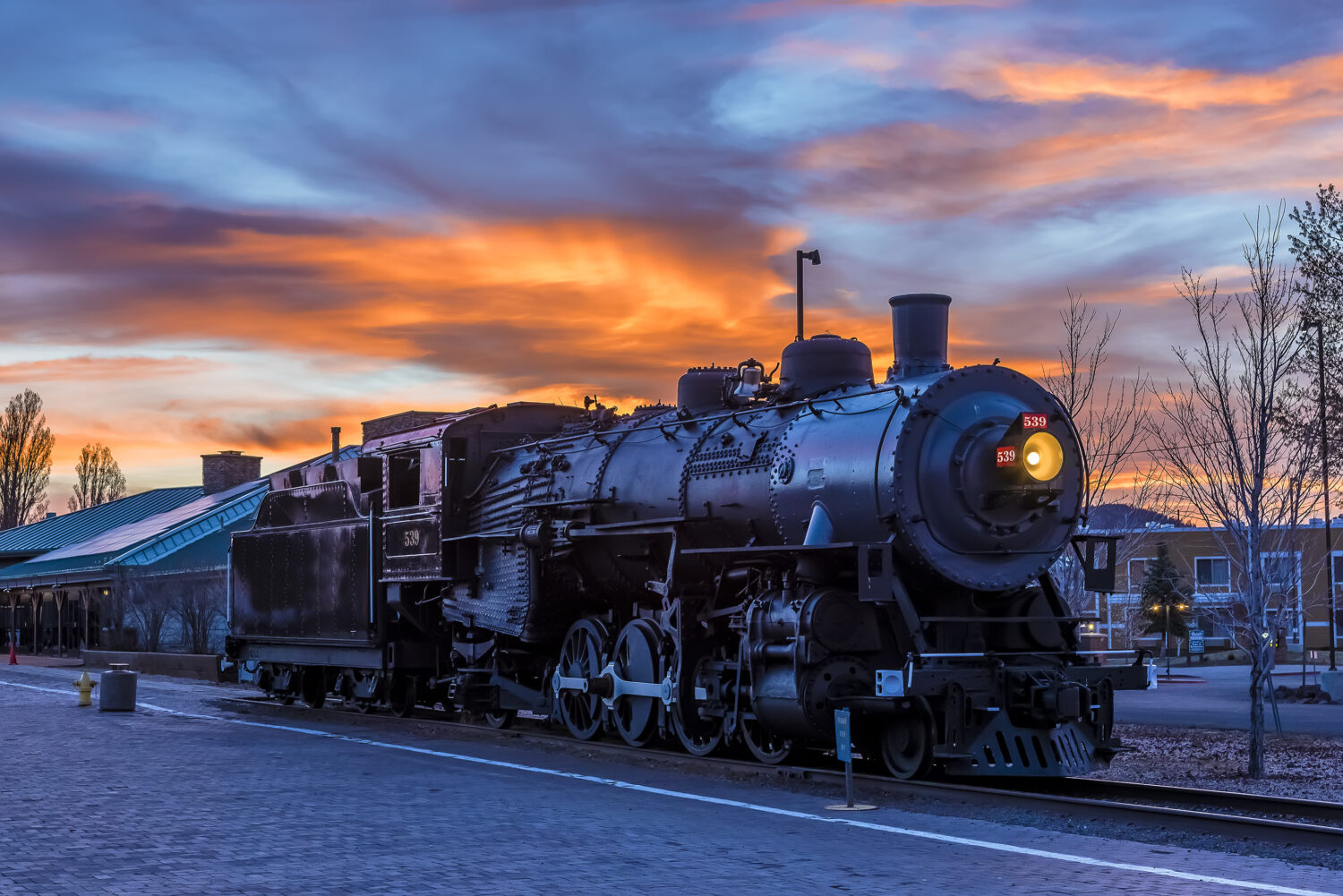 Il treno per il Grand Canyon in attesa alla stazione di Williams, Arizona al tramonto