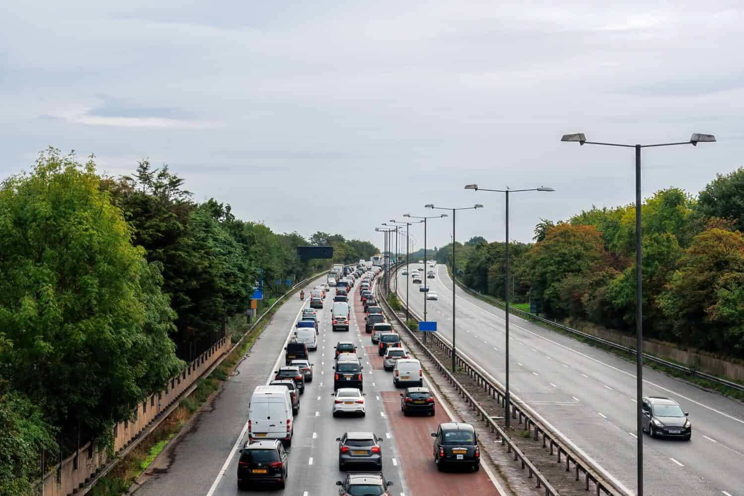 Traffico pesante e lento dell'ora di punta mattutina sull'autostrada M4, Londra