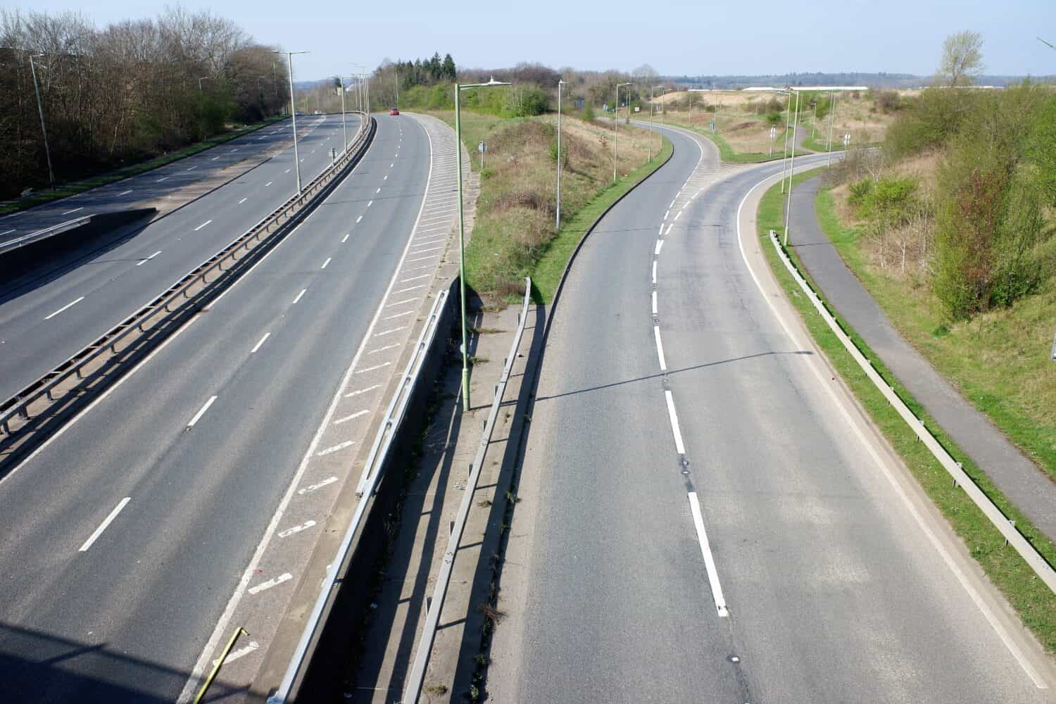 Vista sopra la A41 e slip road a Leavesden, North Watford, Hertfordshire, Inghilterra, Regno Unito