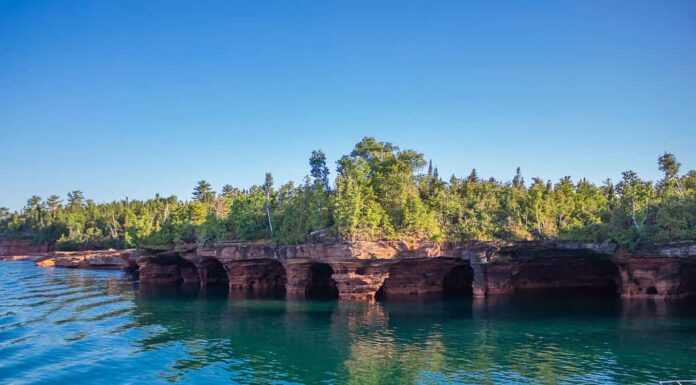 Bellissime grotte marine sull'isola del diavolo nell'apostolo Islands National Lakeshore, Lake Superior, Wisconsin