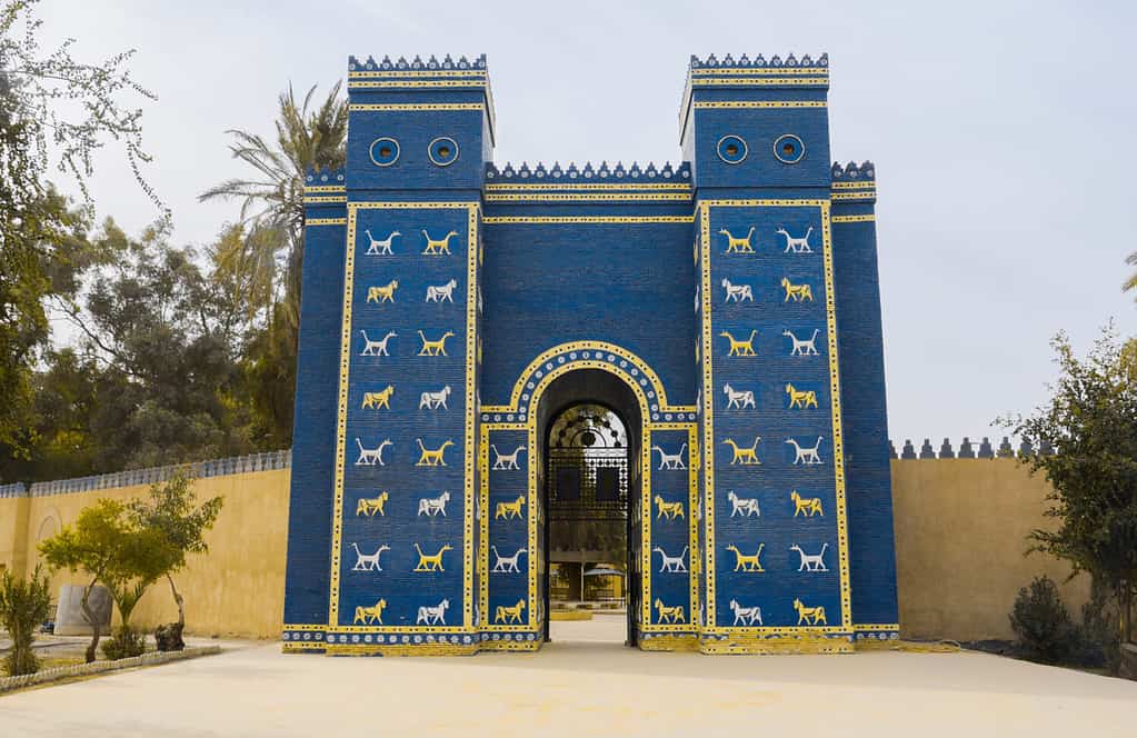 Iraq , Babilonia : Ishtar Blue Gate l'ottava porta della città interna di Babilonia.