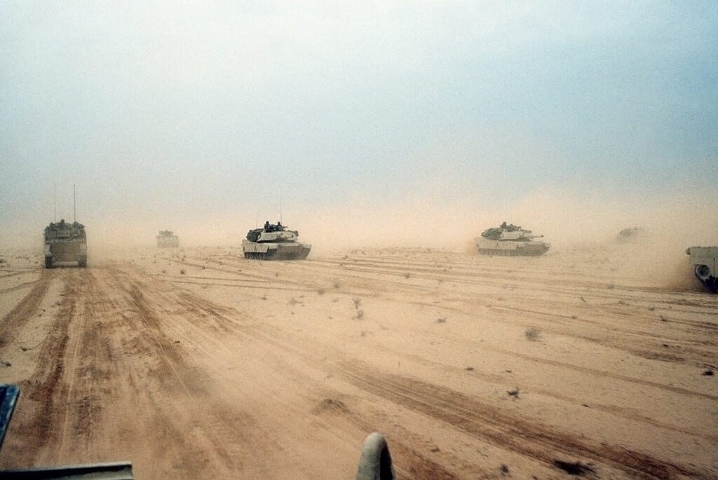 I carri armati Abrams della 1a divisione corazzata del 7° corpo si muovono attraverso il deserto nel nord del Kuwait durante l'operazione Desert Storm.  28 febbraio 1991. Iraq, Guerra del Golfo Persico