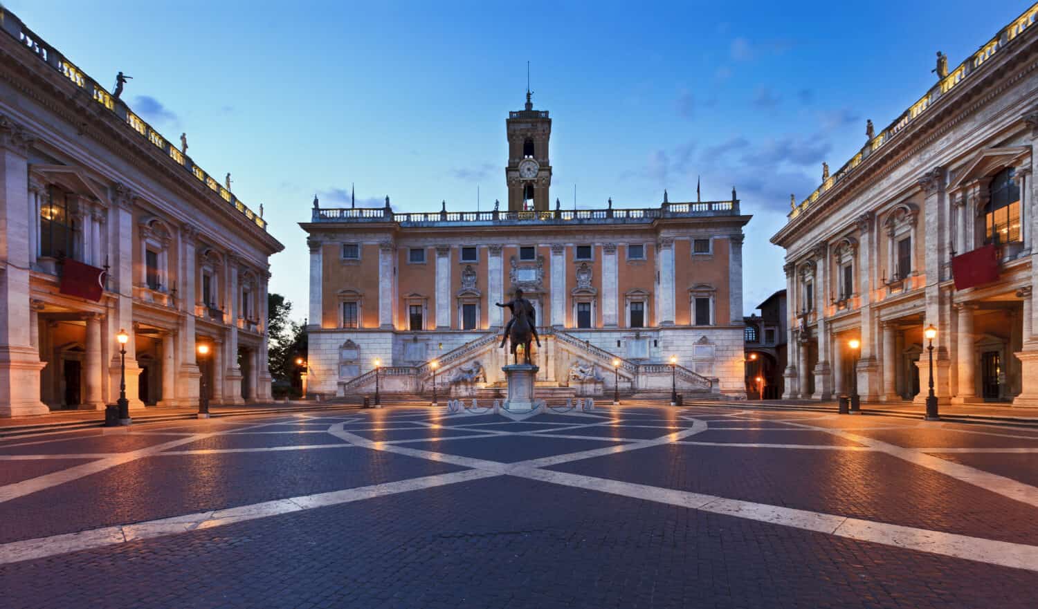 Italia Roma Campidoglio Piazza della città edifici del museo e la statua illuminata all'alba
