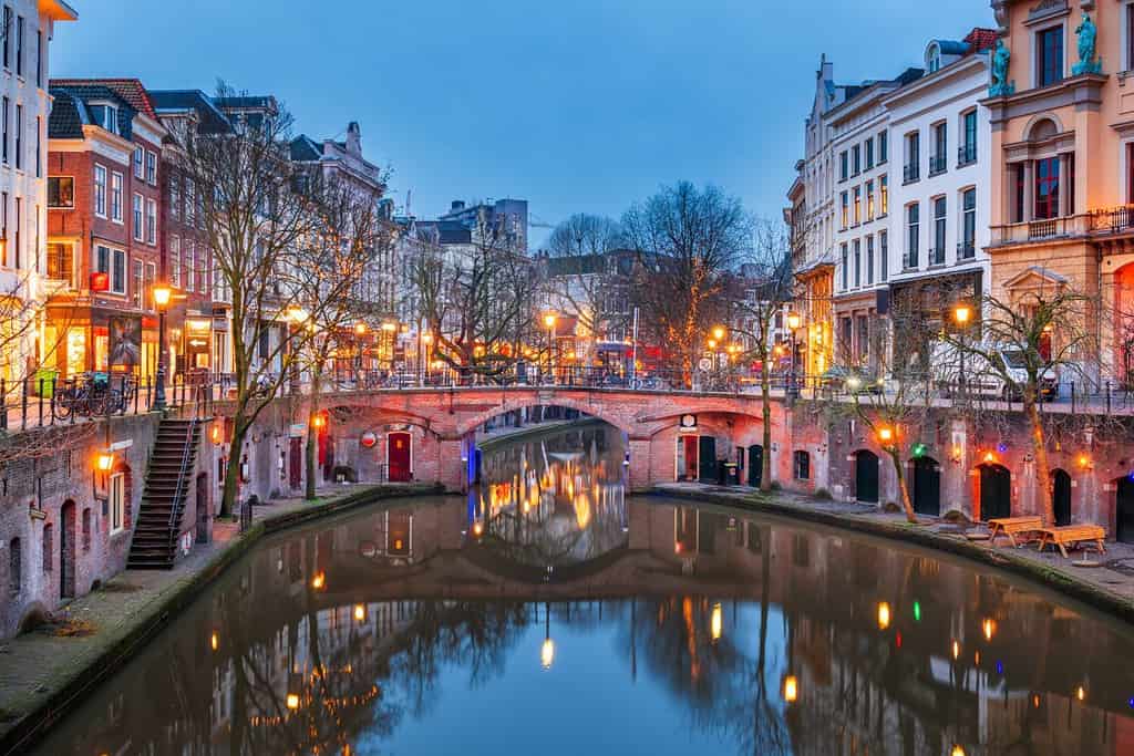 Utrecht, canali dei Paesi Bassi e paesaggio urbano al crepuscolo.