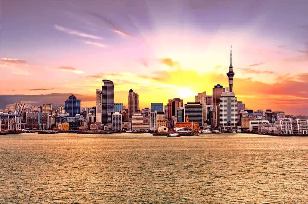 Foto dello skyline della città più grande della Nuova Zelanda, Auckland. La foto è stata scattata durante il tramonto dorato sulla baia