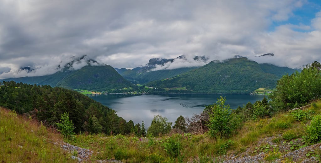 Hornindalsvatnet è il lago più profondo della Norvegia e dell'Europa, ufficialmente misurato a una profondità di 514 metri.  luglio 2019