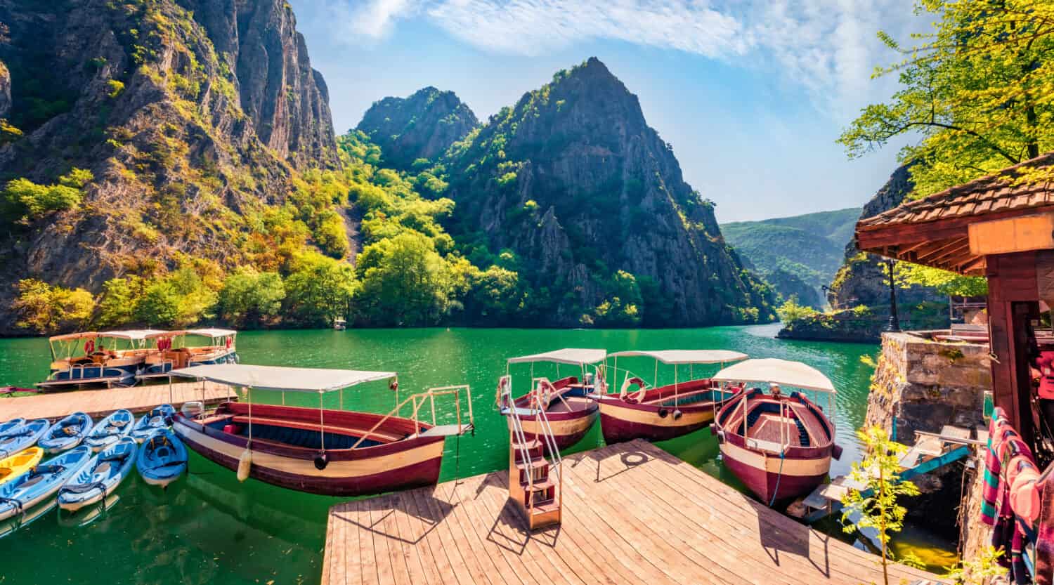 Attraente vista primaverile della popolare destinazione turistica - Matka Canyon.  Splendida scena mattutina della Macedonia del Nord, Europa.  Priorità bassa di concetto di viaggio.