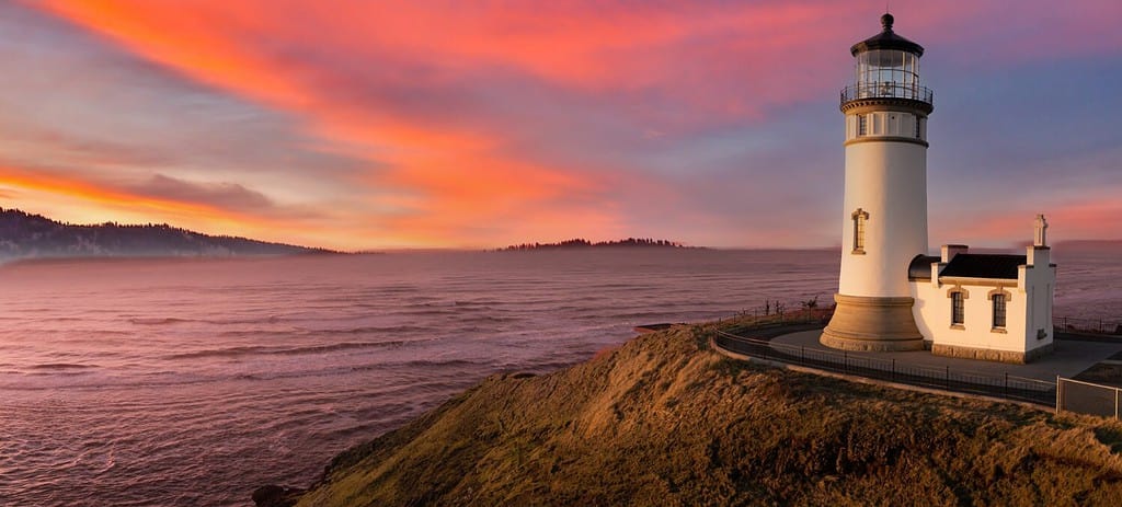 Faro di North Head alla foce del fiume Columbia in un promontorio al tramonto sulla costa meridionale dello stato di Washington