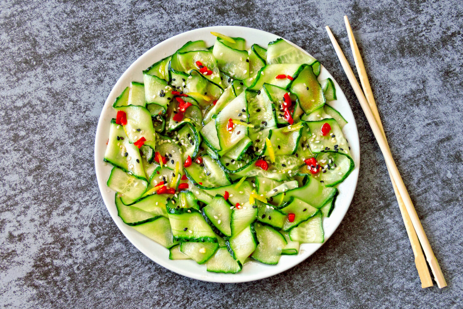 Insalata di cetrioli in stile cinese.  Insalata con cetrioli e peperoncino.  Insalata cinese con cetriolo.