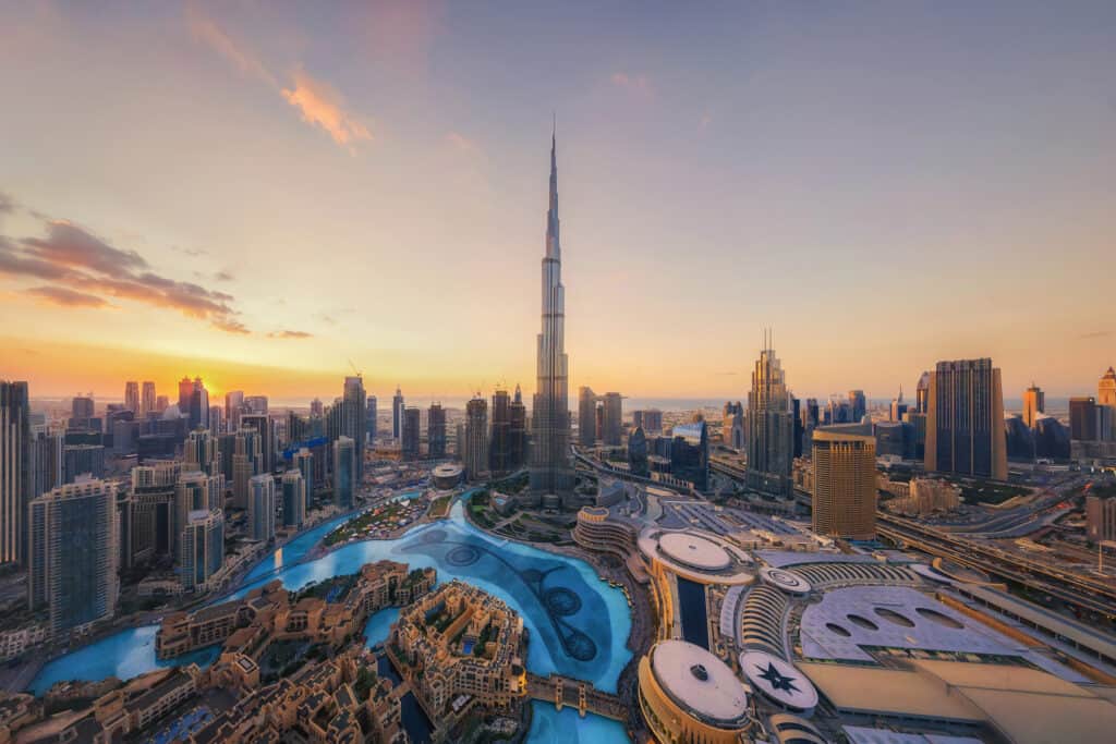 Veduta aerea del Burj Khalifa nello skyline e nella fontana del centro di Dubai, negli Emirati Arabi Uniti o negli Emirati Arabi Uniti.  Distretto finanziario e area commerciale in una città urbana intelligente.  Grattacieli e grattacieli al tramonto.