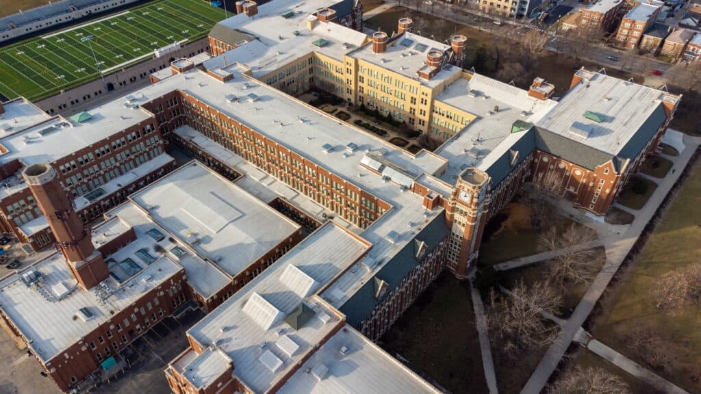 La veduta aerea del campus Lane Tech College di Chicago, Illinois, Stati Uniti