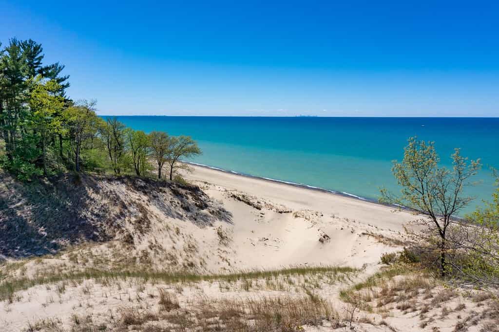 Parco nazionale delle dune dell'Indiana, Indiana, Stati Uniti.  Le viste sul Lago Michigan e sulle dune di sabbia sono famose attrazioni per le spiagge e le escursioni.