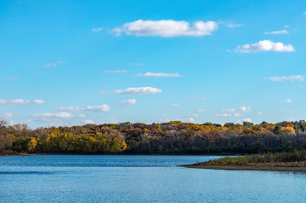 Iowa Raccoon River Park Scena autunnale